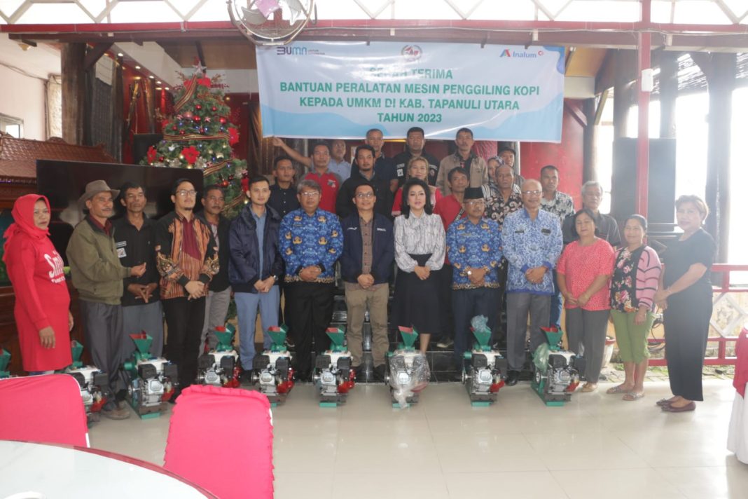 Ketua Dekranasda Tapanuli Utara Satika Simamora SE MM foto bersama dengan lainnya saat menghadiri acara serah terima bantuan peralatan mesin penggiling kopi kepada UMKM di Kabupaten Tapanuli Utara bertempat di Sopo Rakyat Rumah Dinas Bupati Tapanuli Utara.