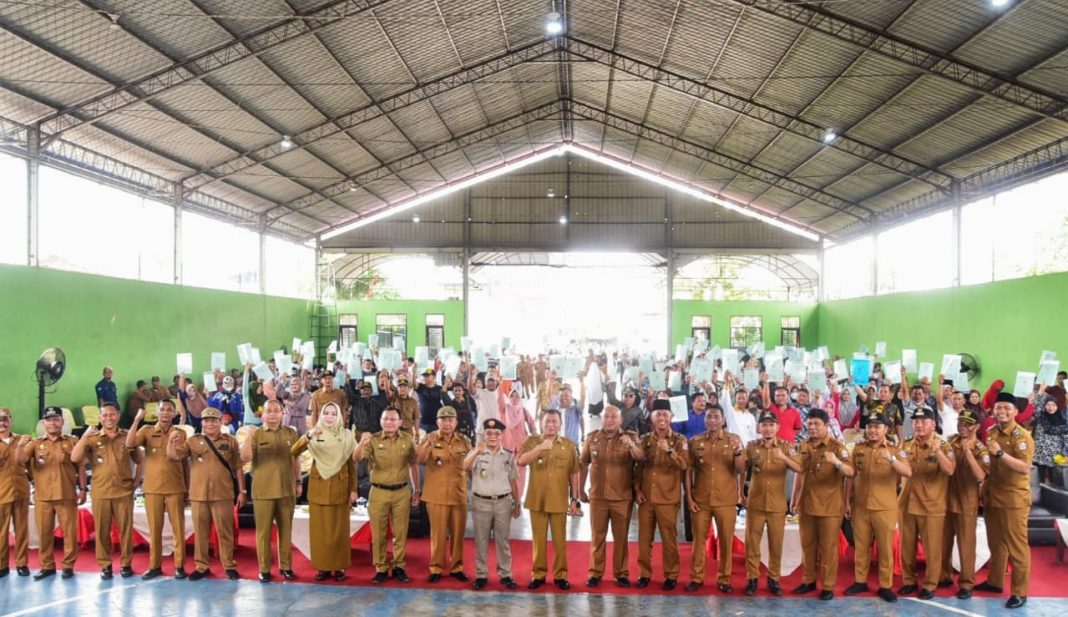 Bupati Deliserdang H Ashari Tambunan melakukan penyerahan 300 sertipikat dan penyuluhan PTSL untuk Desa Bandar Khalifah, Bandar Setia, Tembung, Cinta Rakyat dan Sei Rotan, Kecamatan Percut Sei Tuan di Lapangan Futsal Graha Syi'ra, Jalan Bustamam, Dusun X, Desa Bandar Khalifah, Kecamatan Percut Sei Tuan, Kabupaten Deliserdang.