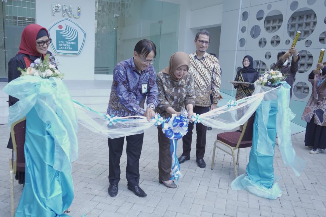 Direktur Jenderal Pendidikan Vokasi Kemendikbudristek Kiki Yuliati meresmikan Gedung Laboratorium Terpadu Pusat Unggulan Teknologi Politeknik Negeri Jakarta.