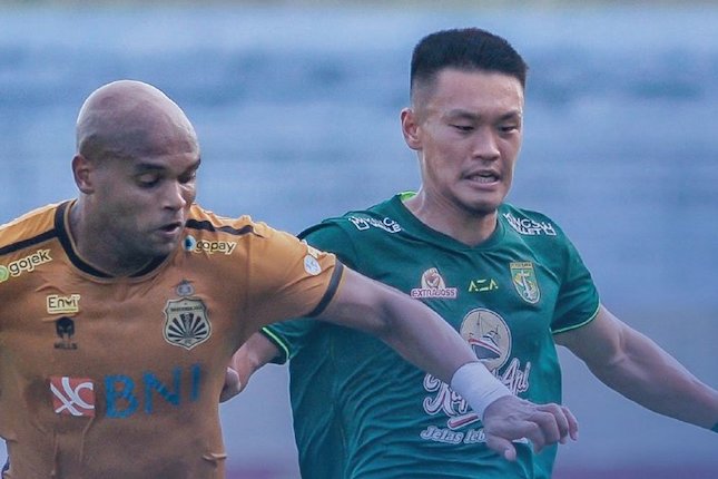 Duel Persebaya Surabaya melawan Bhayangkara FC di laga pekan ke-20 BRI Liga 1 2022/2023 di Stadion Gelora Joko Samudro, Gresik.