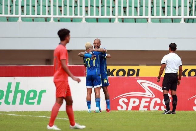 Selebrasi pemain Persib Bandung, David da Silva (dua kanan) usai menjebol gawang Borneo FC di laga lanjutan BRI Liga 1 2022/2023 di Stadion Pakansari, Bogor.