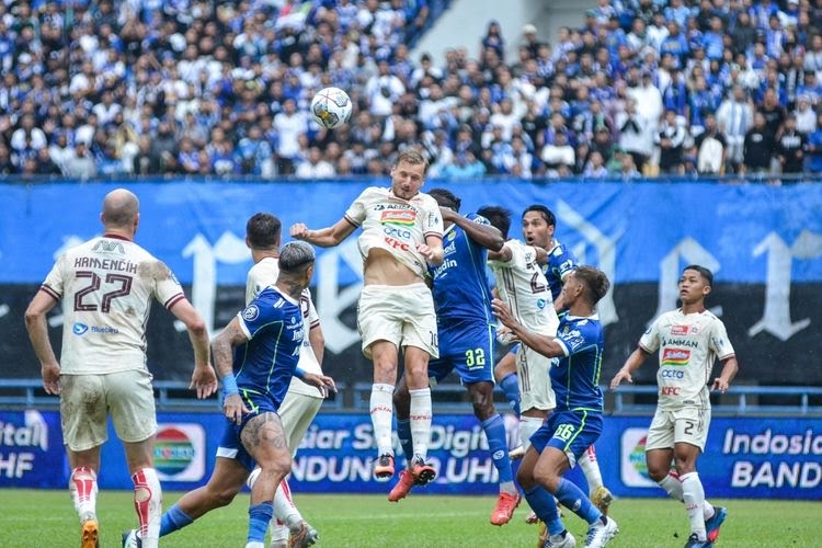 Pemain Persija Jakarta Hanno Behrens saat menyundul bola, dalam pertandingan melawan Persib Bandung pada laga tunda pekan ke-11 Liga 1 2022-2023. Laga Persib vs Persija dalam jadwal Liga 1 digelar di Stadion GBLA.