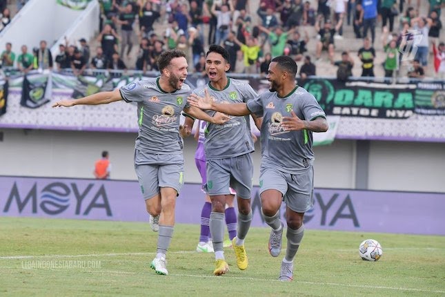 Skuad Persebaya Surabaya merayakan golnya ke gawang Persita Tangerang di laga pekan ke-19 BRI Liga 1 2022/2023 di Indomilk Arena.