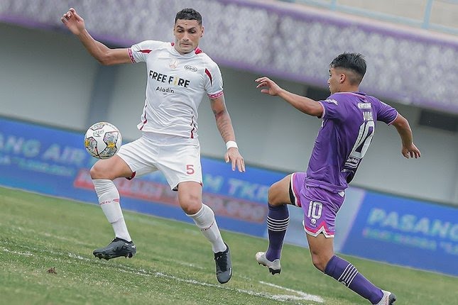 Duel antar pemain di laga Persita Tangerang vs Persis Solo, BRI Liga 1 2022-2023.