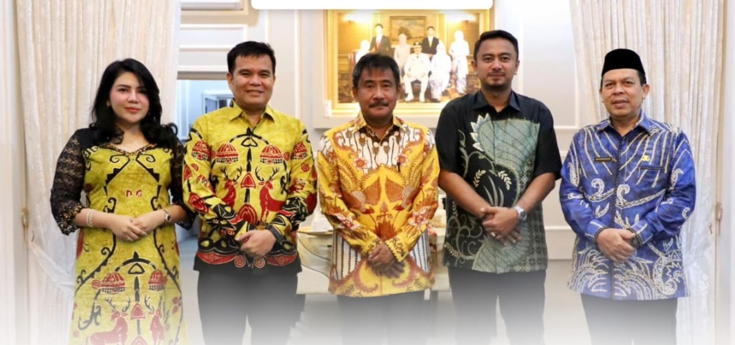 Wali Kota Binjai H Amir Hamzah foto bersama dengan Wakil Wali Kota Binjai H Rizky Yunanda Sitepu, Kapolres Kota Binjai lama AKBP Ferio Sano Ginting SIK MH beserta Ketua Bhayangkari Cabang Binjai lama Ny Junika Ferio Sano Ginting dan lainnya di acara pisah sambut Kapolres Kota Binjai di Pendopo Umar Baki, Kota Binjai.