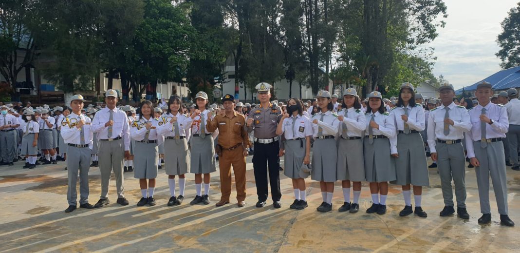 Kasat Lantas Polres Taput AKP Danil Saragih saat melaksanakan kegiatan police goes to school di SMA Negeri 1 Siborong-borong dan foto bersama dengan guru dan para pelajar.