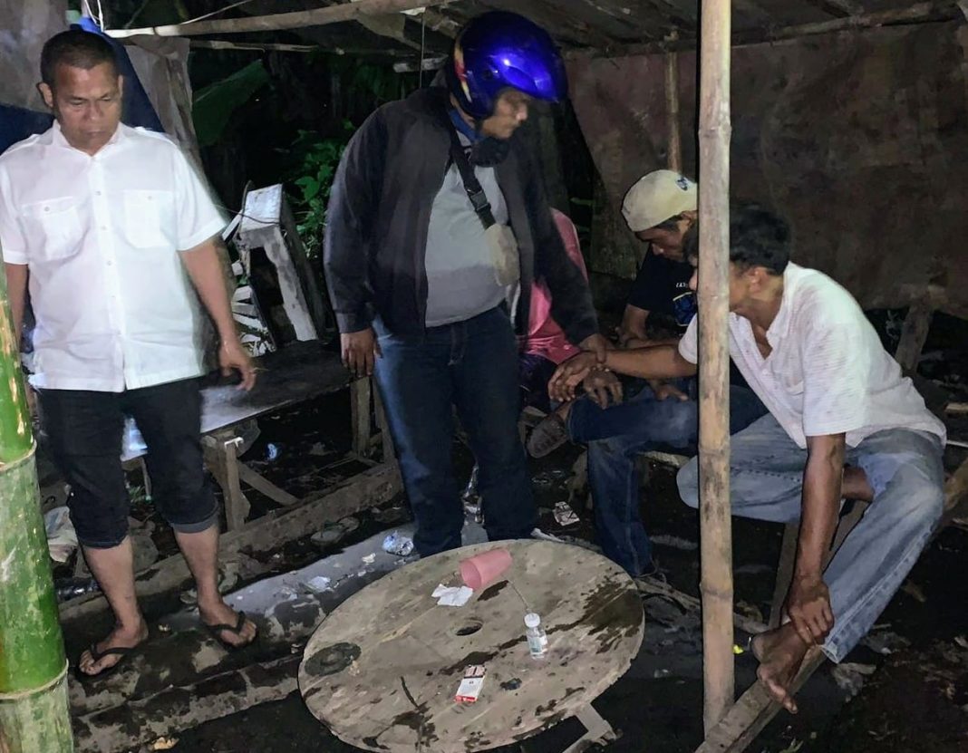 Personel Satres Narkoba Polres Belawan meringkus sejumlah pria terduga pengguna sabu dari sebuah gubuk di Hamparan Perak.