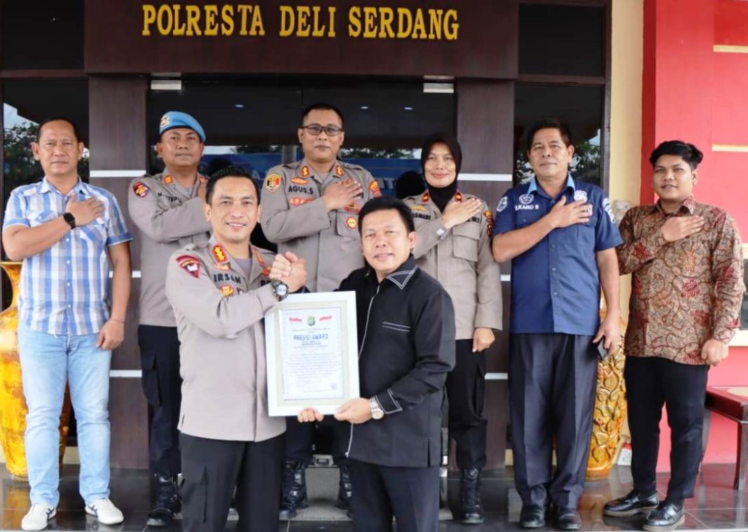 Kapolresta Deliserdang Kombes Pol Irsan Sinuhaji menerima penghargaan “Presisi Reward” dari Direktur Eksekutif Lemkapi, Edi Saputra Hasibuan, di Mapolresta Deliserdang.