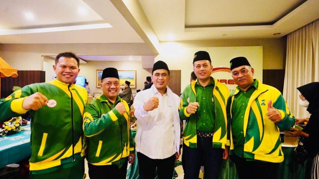 Wakil Gubernur Sumut Musa Rajekshah yang juga Manajer Kontingen Sumut di Porseni NU 2023 memberi semangat kepada atlet-atlet Sumut yang bertanding di Porseni NU 2023.