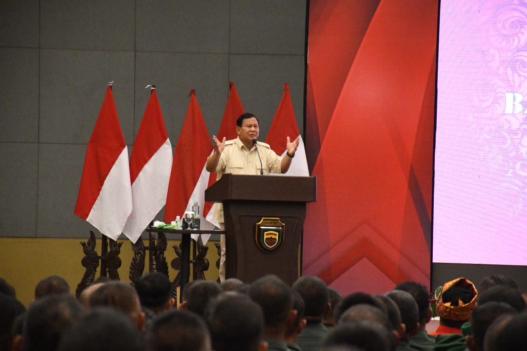 Menhan RI Letjen TNI (Purn) Prabowo Subianto memberi pengarahan kepada Babinsa jajaran Kodam I/BB dalam rangkaian kunjungan kerja di Kota Medan.