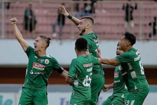 Skuat PSS Sleman merayakan gol Yevhen Bokhashvili ke gawang Arema FC.