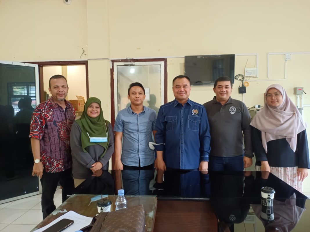 Ketua PWI Sumut H Farianda Putra Sinik SE foto bersama dengan perwakilan pengurus Forwakes Sumut usai melakukan audiensi di Kantor PWI Sumut, Jalan Adinegoro Medan.