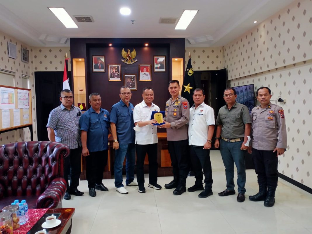 Ketua PWI Sumut yang juga Ketua SPS H Farianda Putra Sinik SE menyerahkan plakat kepada Wakapolda Sumut Irjen Pol Dr Dadang Hartanto SIK MSi, di ruang kerjanya.