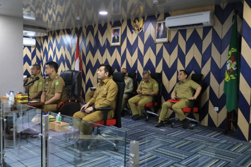 Wali Kota Medan Bobby Nasution dalam rapat koordinasi teknis pelaksanaan kegiatan tahun 2023 bersama seluruh OPD dan Camat melalui zoom meeting di Command Center Kantor Wali Kota.