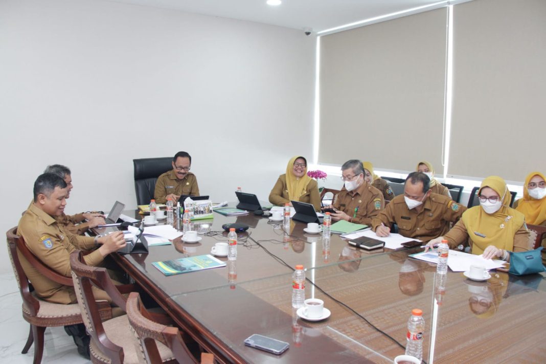 Sekda Sumut Arief S Trinugroho mengikuti rapat tentang akreditasi RSU Haji Medan dengan OPD terkait, di Ruang Rapat Sekda Lantai 9, Kantor Gubernur Sumut, Jalan Pangeran Diponegoro, Nomor 30 Medan.