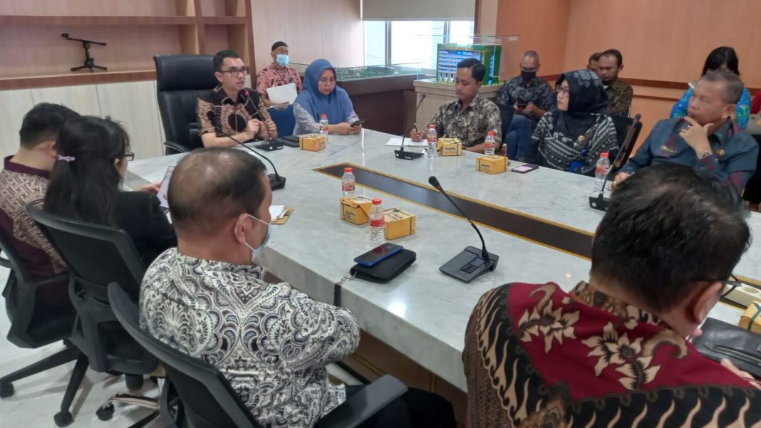 Kepala Dinas Penanaman Modal dan Pelayanan Perizinan Terpadu Satu Pintu Sumut yang juga Ketua III Panitia Daerah HPN 2023 Faisal Arif Nasution, memimpin pertemuan para pelaku usaha perhotelan, restoran dan biro perjalanan wisata di Medan dan Deliserdang di Kantor Gubernur Sumut.