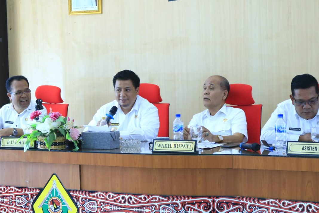 Bupati Samosir Vandiko T Gultom memimpin rapat kerja awal tahun 2023 di Aula Kantor Bupati Samosir.