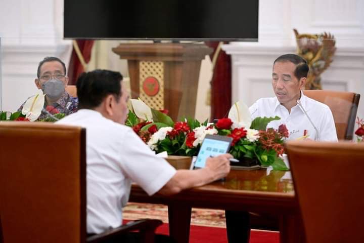 Rapat terbatas yang dipimpin oleh Presiden Joko Widodo di Istana Merdeka, Jakarta.