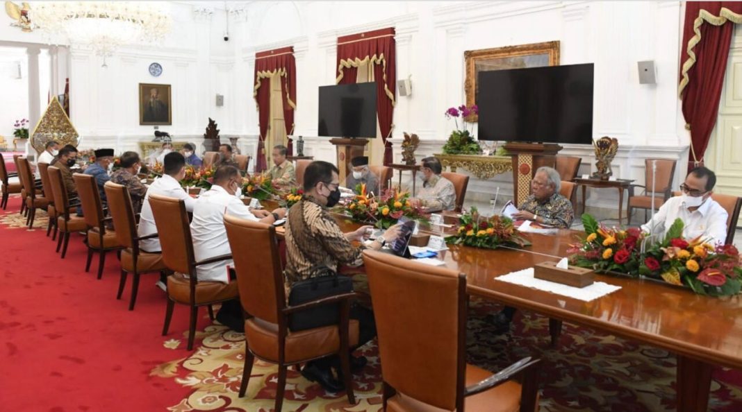 Rapat terbatas yang dipimpin oleh Presiden RI Joko Widodo di Istana Merdeka, Jakarta.