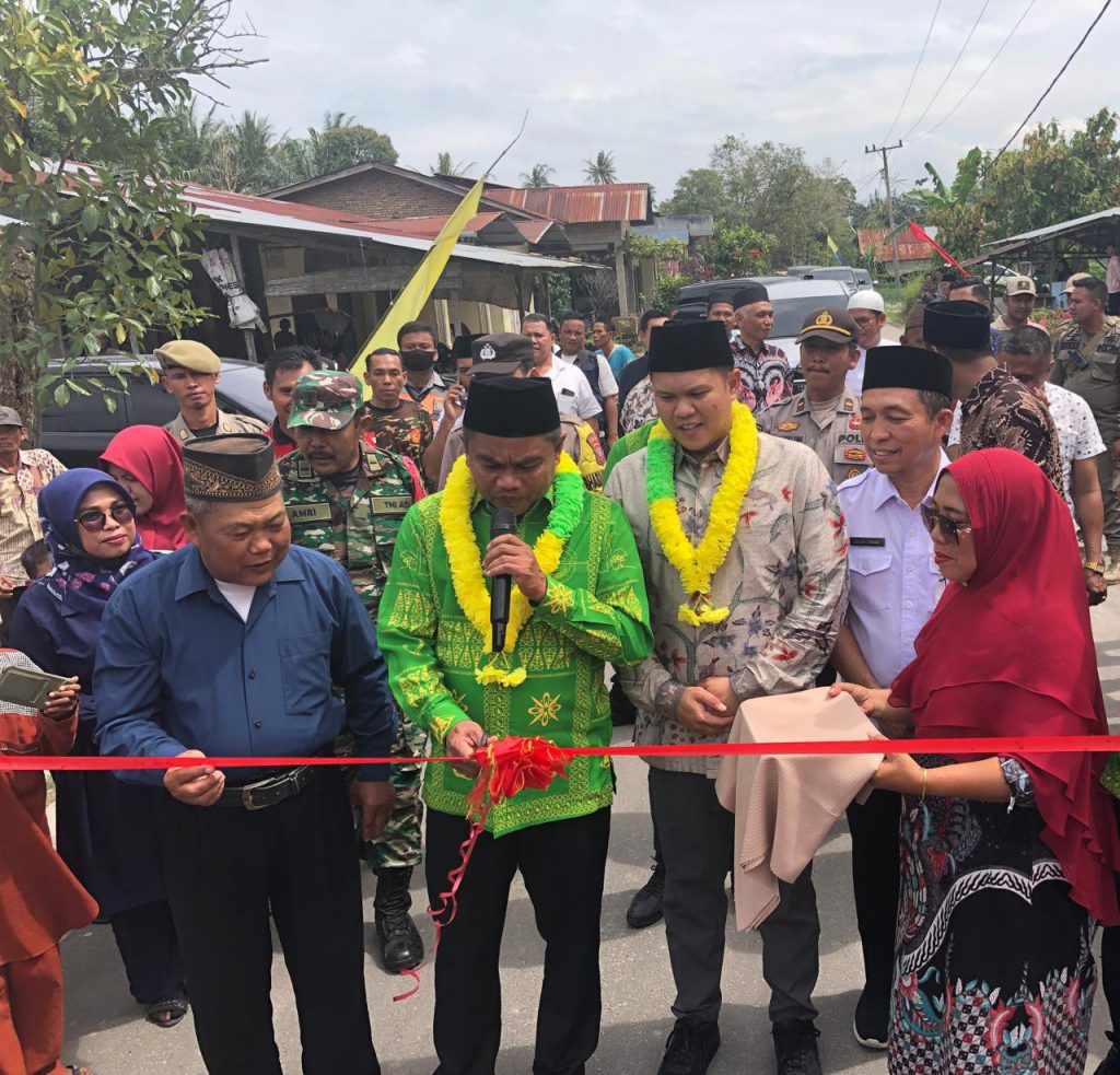 Bupati Sergai H Darma Wijaya dan Wakil Bupati Sergai H Adlin umar Yusri Tambunan ST MSP meresmikan pembangunan jalan Desa Pematang Ganjang Kecamatan Sei Rampah.