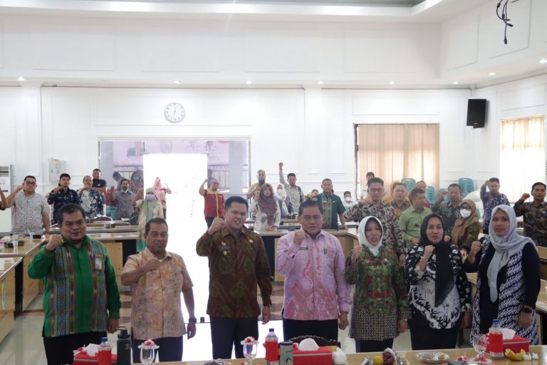 Wakil Bupati Sergai Adlin Umar Yusril Tambunan foto bersama dengan lainnya di kegiatan konsultasi publik rancangan awal RKPD yang diadakan di Aula Sultan Serdang, Komplek Kantor Bupati Sergai, Sei Rampah