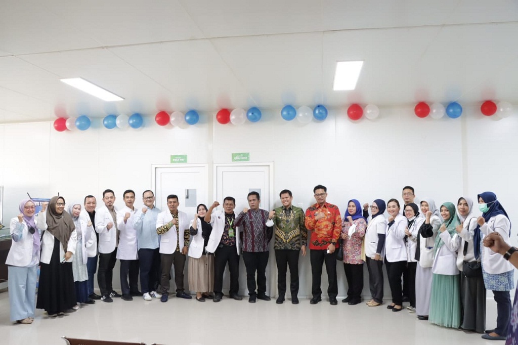 Wakil Bupati Sergai Adlin Tambunan foto bersama dengan lainnya usai meresmikan gedung baru Poliklinik RSUD Sultan Sulaiman di Sei Rampah.