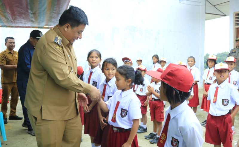 Bupati Samosir menyapa para siswa saat melanjutkan program Bunga Desa (bupati berkantor di desa) di Desa Rinabolak, Kecamatan Onan Runggu.