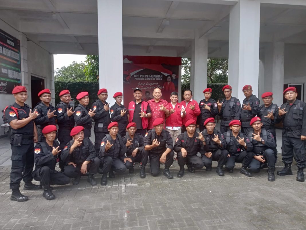 Sekretaris DPD PDI Perjuangan Sumut Dr Sutarto didampingi Komandan Satgas Cakra Buana Sumut Brilian Moktar SE MM foto bersama dengan Satgas Cakra Buana Sumut, di Kantor DPD PDI Perjuangan Sumut, Jalan Jamin Ginting, Kecamatan Medan Tuntungan.