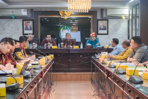 Sekda Kota Medan Wiriya Alrahman memimpin rapat evaluasi capaian kinerja tahun 2022 dan pelaksanaan kegiatan tahun 2023 beserta perencanaan kegiatan tahun 2024 di Balai Kota Medan.