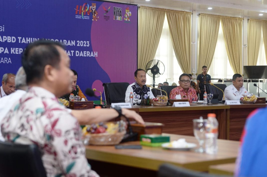 Sekda Sumut Arief S Trinugroho memimpin Rapat Koordinasi Pascapenetapan APBD TA 2023 sekaligus menyerahkan DPA kepada seluruh perangkat daerah di lingkungan Pemprov Sumut di Aula Tengku Rizal Nurdin, Jalan Jenderal Sudirman, Nomor 41 Medan.