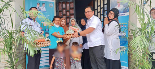 Pemko Medan melakukan pemberian bantuan kepada keluarga yang anaknya mengalami stunting.