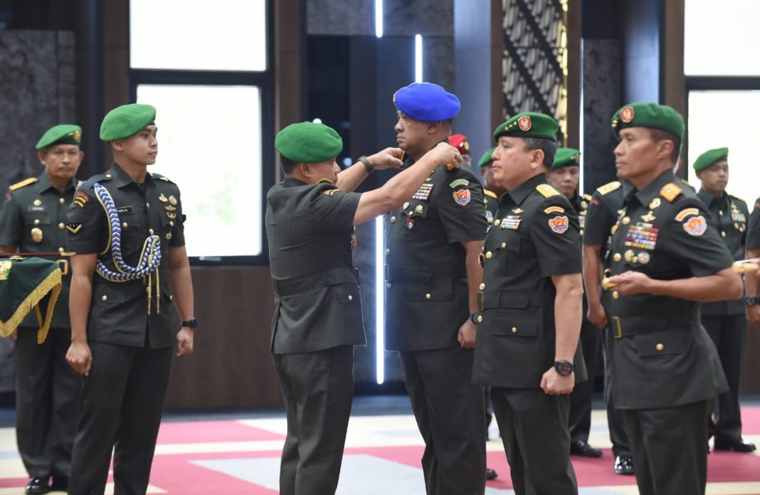 Kasad Jenderal TNI Dr Dudung Abdurachman memimpin serah terima jabatan enam jabatan strategis di lingkungan TNI AD di Mabes AD, Jakarta.