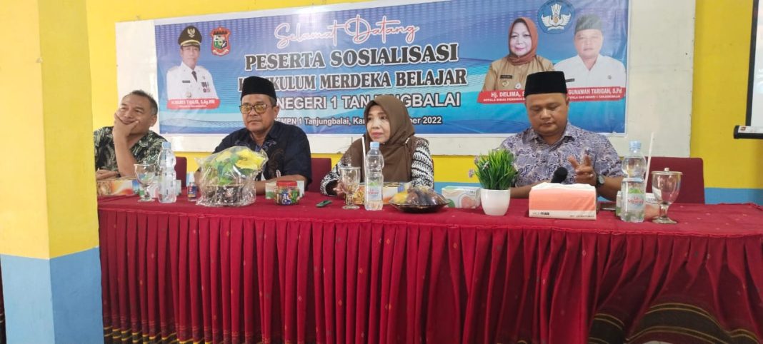 Kepala Sekolah SMP Negeri 1 Tanjungbalai Sri Gunawan Tarigan SPd didampingi guru-guru pembimbing olimpiade memberikan pengarahan dalam persiapan olimpiade, di aula sekolah.