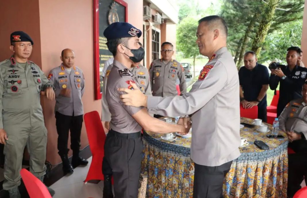 Kapolda Kaltim Irjen Pol Drs Imam Sugianto MSi melaksanakan kegiatan anjangsana dan pemberian tali asih kepada personel Satbrimob Polda Kaltim.