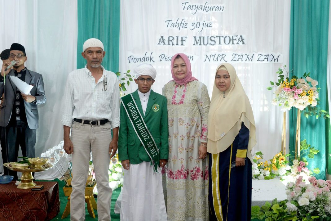 Ketua TP PKK Sumut Nawal Lubis menghadiri Tasyakuran 30 Juz Alquran, Arif Mustafa, Santri Tahfiz Pondok Pesantren Nur Zamzam di Pondok Pesantren Nur Zamzam, Jalan Kanal Raya, Marindal, Medan.