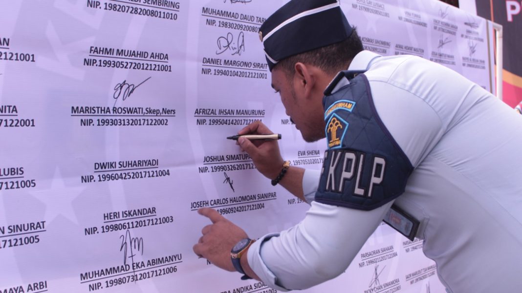 KPLP Lapas TBA SH Hamonangan Saragih SH MH menandatangani pakta integritas dan janji kinerja Tahun 2023, di halaman apel Lapas TBA.