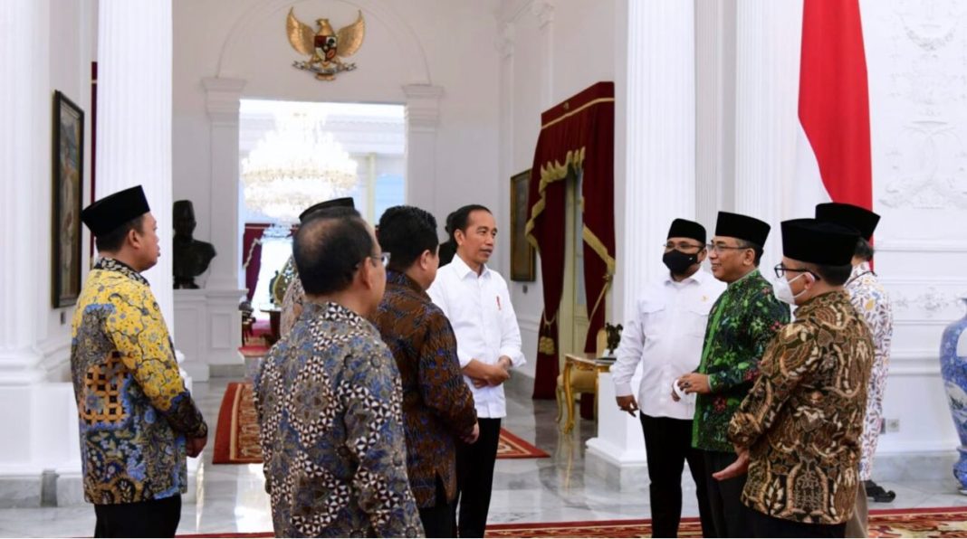 Presiden RI Jokowi menerima Ketua Umum PBNU Yahya Cholil Staquf di Istana Merdeka, Jakarta.