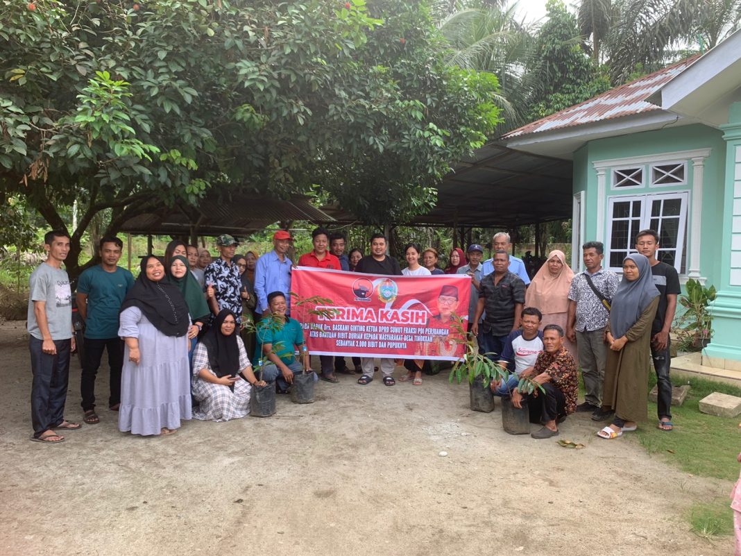 Masyarakat Desa Tinokkah, Kecamatan Sipispis, Kabupaten Sergai, foto bersama saat menerima bantuan tiga ribu bibit durian beserta pupuk organik dari Ketua DPRD Sumut Drs Baskami Ginting.