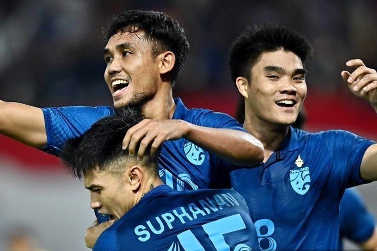 Teerasil Dangda merayakan gol bersama rekan setim dalam laga leg kedua semifinal Piala AFF 2022 antara Thailand vs Malaysia di Thammasat Stadium, Bangkok.