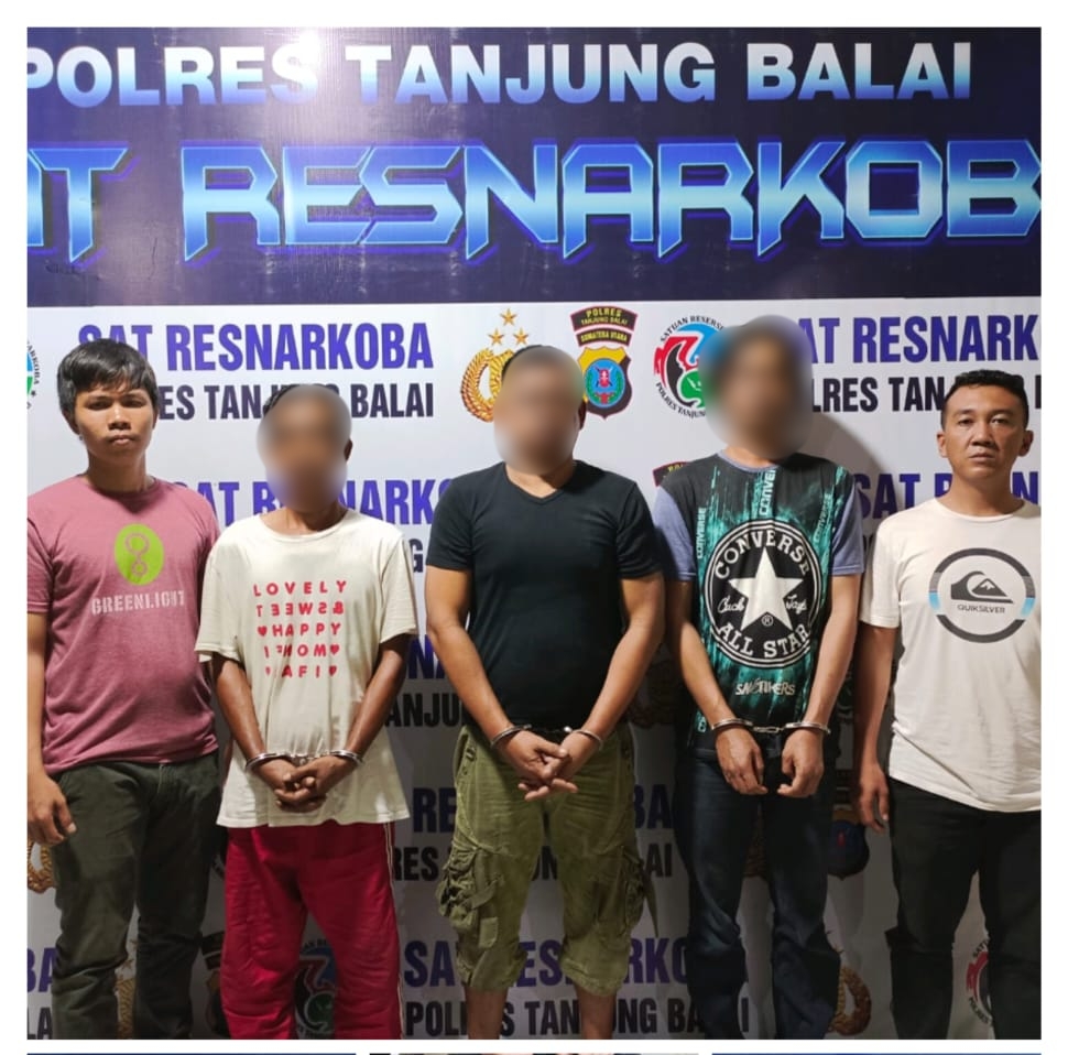 Tiga terduga pengedar sabu dan ganja saat diamankan di Satres Narkoba Polres Tanjungbalai.