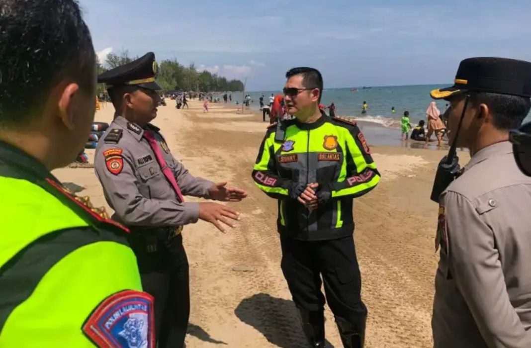 Dirlantas Polda Kaltim Kombes Pol Sonny Irawan SIK MH mengecek kondisi Posyan yang berada di kawasan Pantai Manggar dan Pantai Lamaru, Kota Balikpapan.