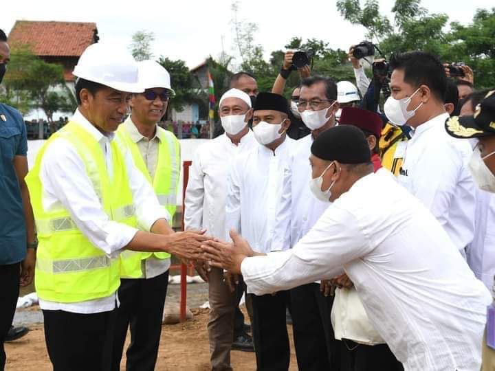 Presiden RI Jokowi meninjau proyek sodetan Kali Ciliwung, di KBT.