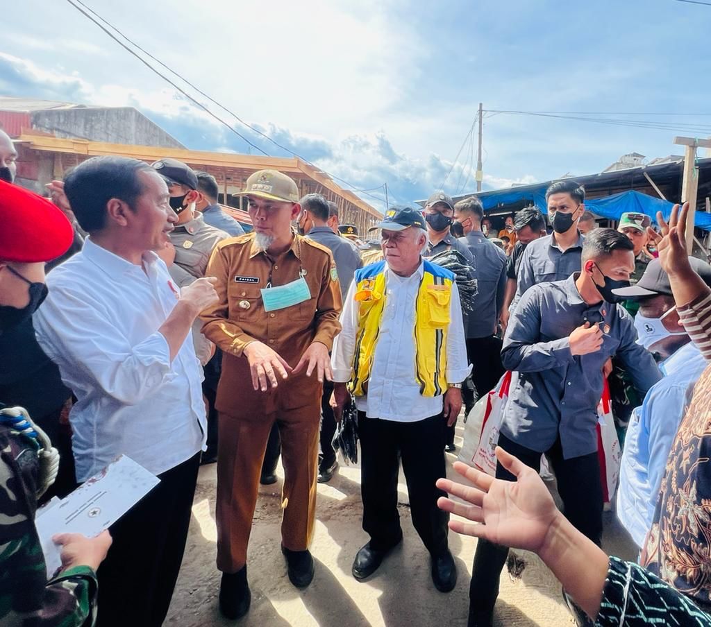 Presiden RI Jokowi meninjau aktivitas perekonomian di Pasar Bunda Sri Mersing, Kota Dumai, Riau.