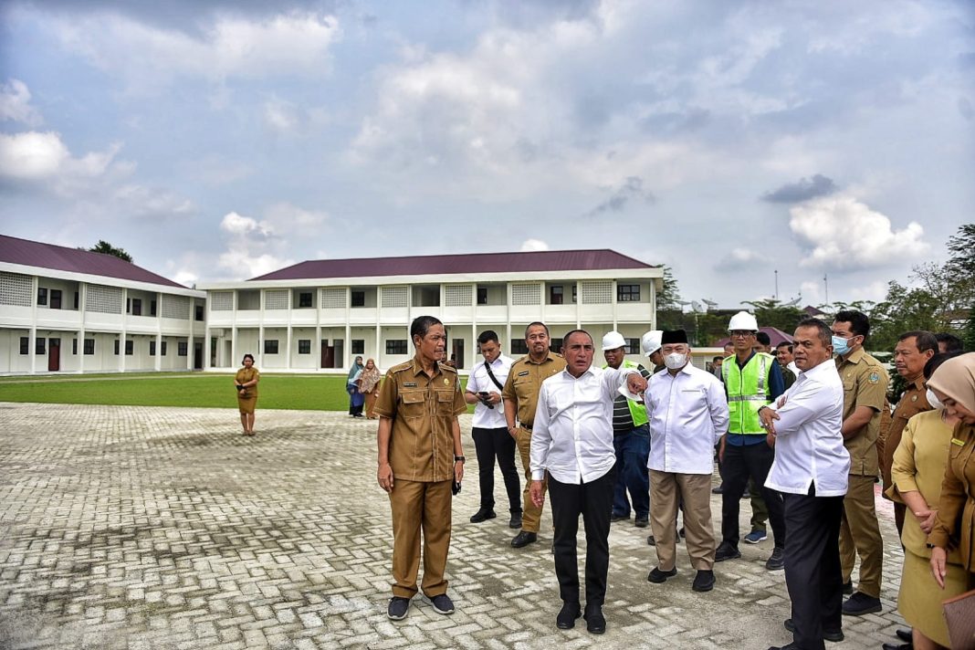 Gubernur Sumut Edy Rahmayadi meninjau sekolah di Medan.