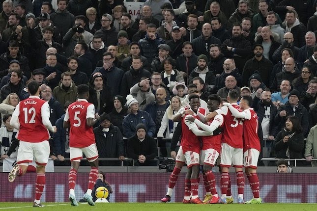 Skuad Arsenal merayakan gol pertamanya ke gawang Tottenham di Tottenham Hotspur Stadium.