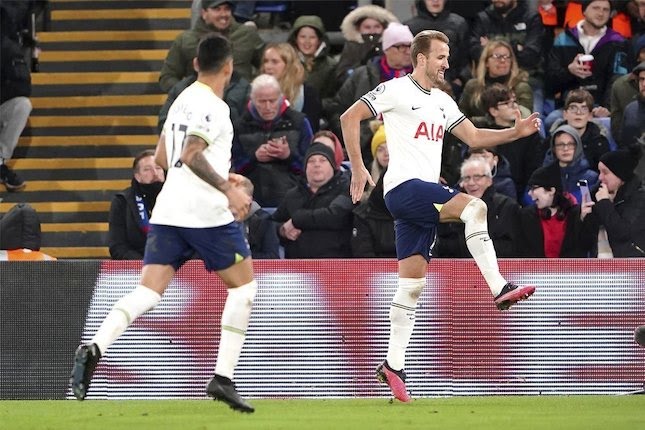 Selebrasi penyerang Tottenham, Harry Kane setelah mencetak gol ke gawang Crystal Palace pada pekan ke-19 Liga Inggris 2022/2023.