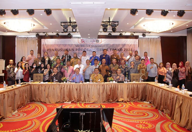 Sekda Provinsi Sumut Arief S Trinugroho foto bersama dengan yang lain pada pembukaan workshop TPAKD se Sumut di Ballroom Hotel Four Points by Sheraton Medan, Jalan  Gatot Subroto Nomor 395 Medan.