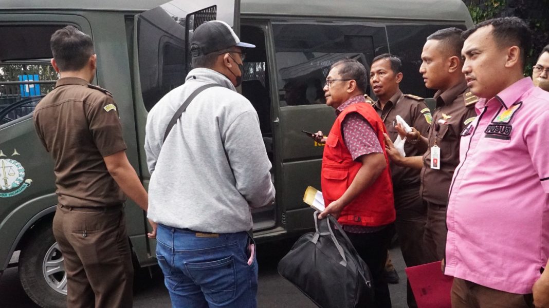 HS tersangka korupsi saat mau masuk mobil tahanan dari Kejati Sumut untuk ditahan di Rutan Tanjung Gusta Medan.