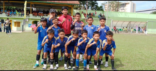 Kepala Dinas Pemuda dan Olahraga Kota Medan Pulungan Harahap foto bersama dengan lainnya usai membuka turnamen sepak bola Crespo Championship U-16 dalam rangka memperebutkan Piala Wali Kota Medan 2023 di Lapangan Kebun Bunga Medan.