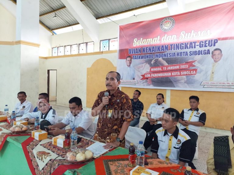 Staf Ahli Bidang Kemasyarakatan dan Sumber Daya Manusia Drs H Yasman MM memberikan kata sambutan saat pembukaan UKT GEUP Taekwondo Indonesia Kota Sibolga di GOR Parombunan Kota Sibolga.